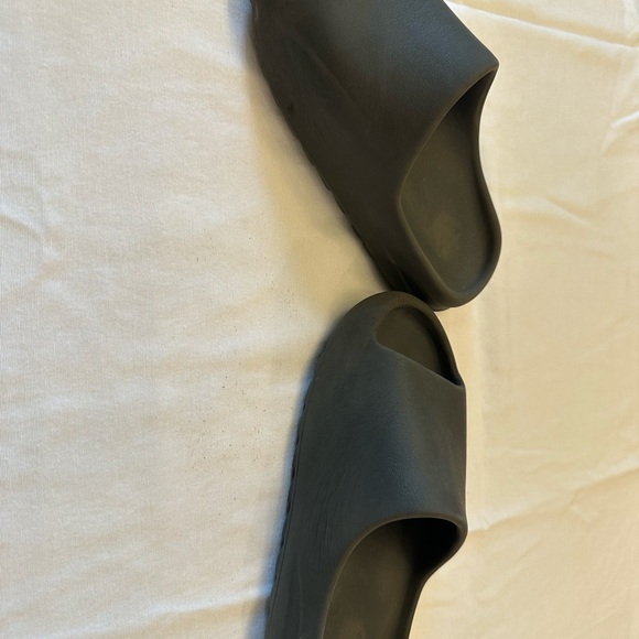 Men’s Yeezy slides size 9 - Picture 5 of 6